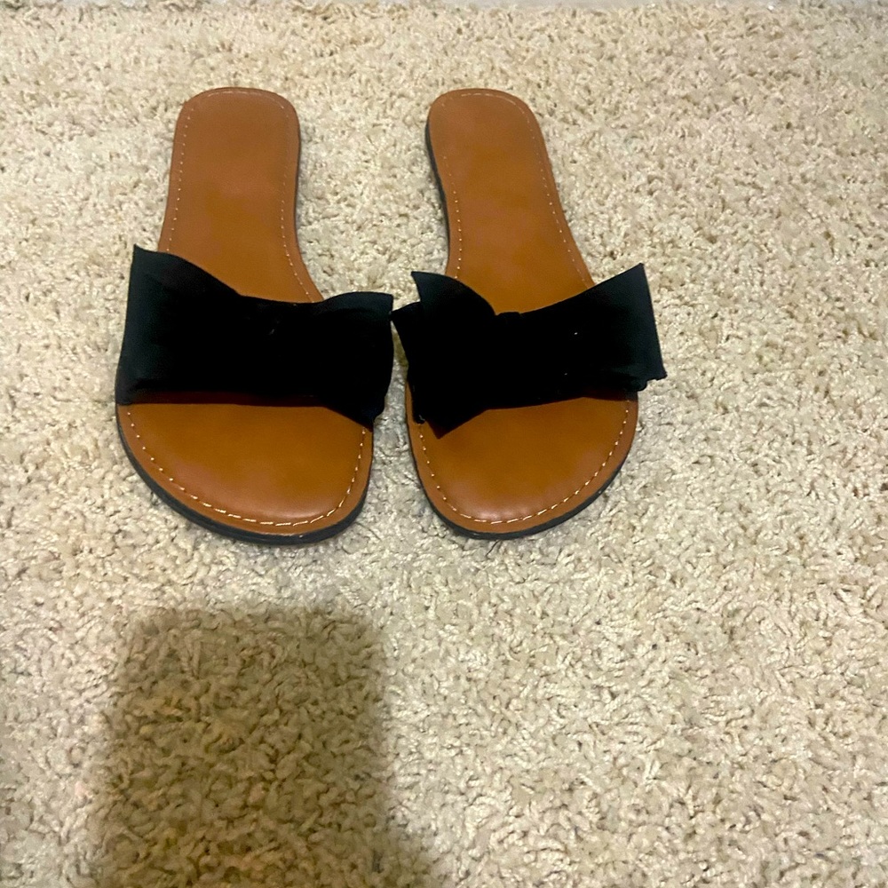 Black bow sandle size 8